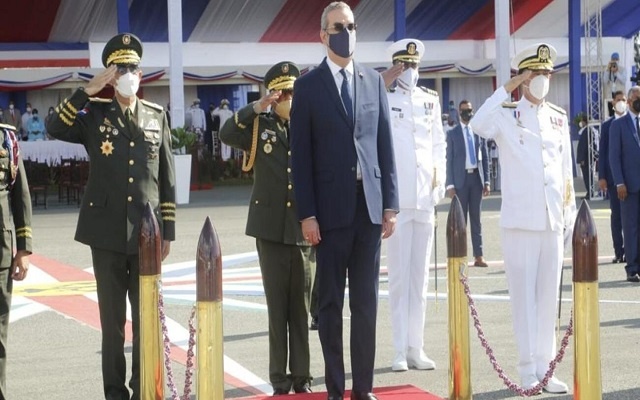 Presidente LA pensiona a 369 miembros del Ejército, Armada y Fuerza Aérea ; seis generales, 121 coroneles