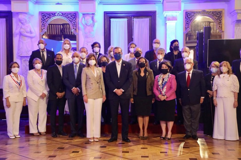 Luis Abinader firma la incorporación de 72 nuevas cooperativas