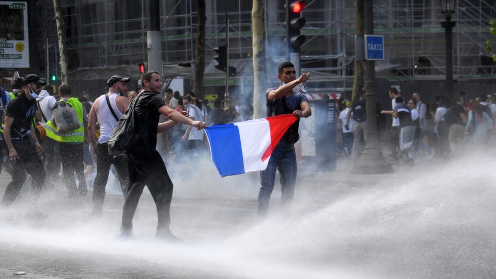 Cañones de agua, manifestantes sin mascarilla y choques con la Policía: Miles de personas protestan en varios países contra las medidas anticovid