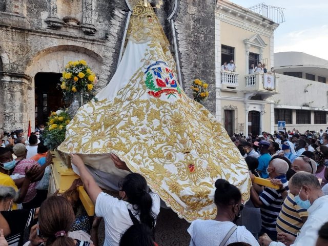 Cientos de catolicos realizan procesión en la Ciudad Colonial por el Día de Las Mercedes