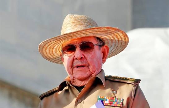 El expresidente cubano Raúl Castro reaparece en una ceremonia militar