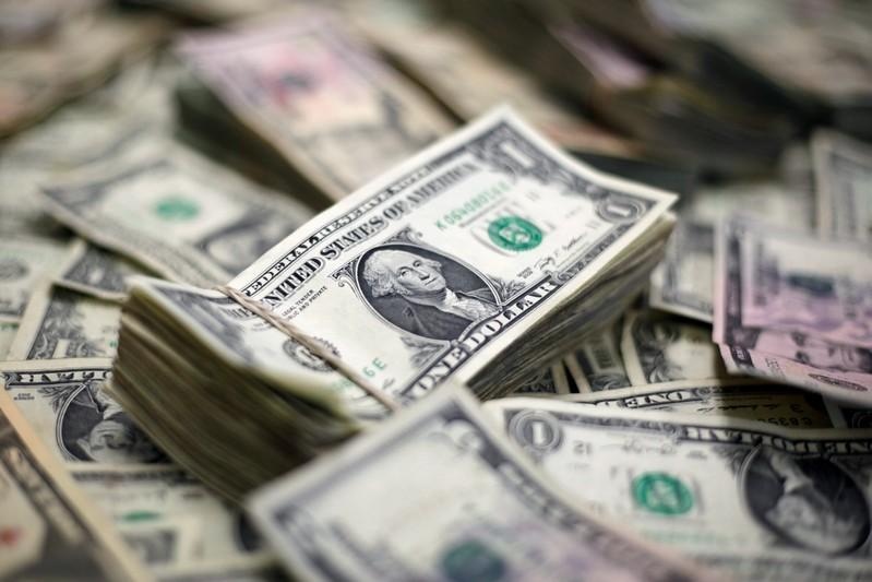 Tasa del dólar ha bajado casi dos pesos en el último año