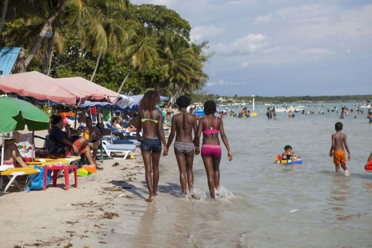 Quien se baña en playa de Boca Chica se pone en contacto con 2 kilos de excremento