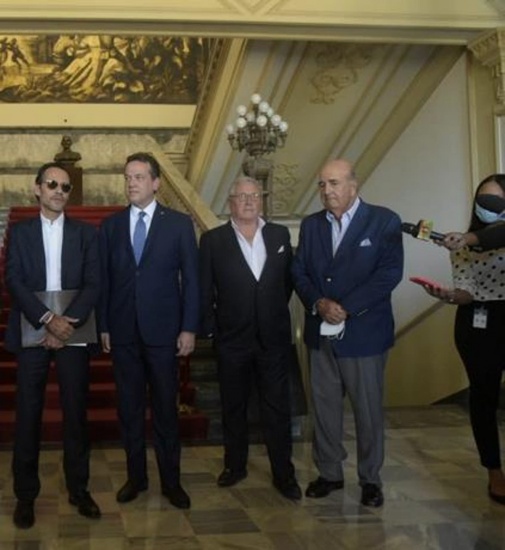 Marc Anthony visita al presidente Abinader; podría invertir en RD