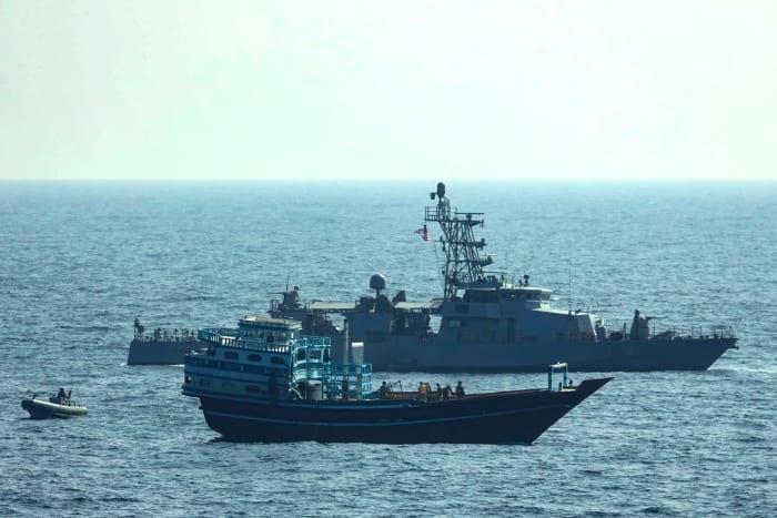 La Marina de Estados Unidos detuvo un barco que transportaba 40 toneladas de un precursor de explosivos procedente de Irán