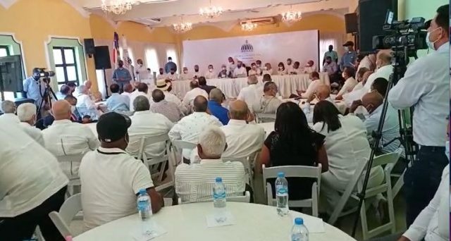 Presidente Abinader sostiene encuentro con productores de San Juan