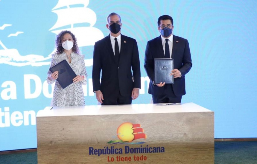 Dominicana firma acuerdos por US$1,400 millones con touroperador y aerolíneas españolas en Fitur 2022