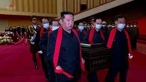 Kim Jong-un asistió sin mascarilla a un funeral de Estado mientras los casos de fiebre siguen aumentando