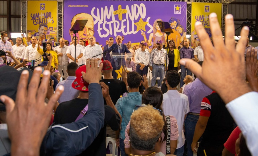 Miles de nuevos miembros llegan al PLD en Barahona y son juramentados por Danilo Medina 