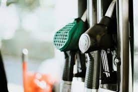 Precio de gasolina supera por primera vez los cinco dólares en la historia de EEUU