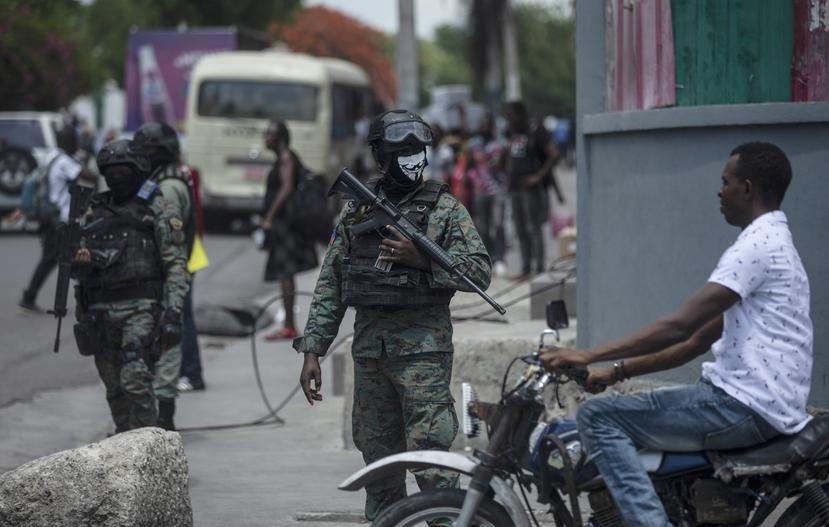 Hombres armados prenden fuego a una iglesia en Haití en medio de intensos tiroteos entre pandillas