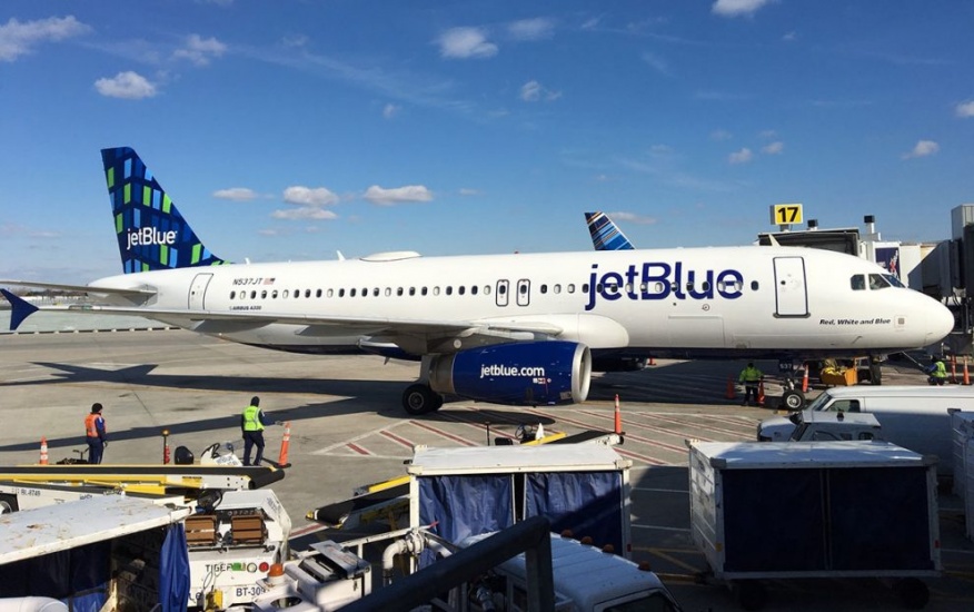 Quejas y malestar en viajeros por durar más de cinco horas varados en avión de JetBlue