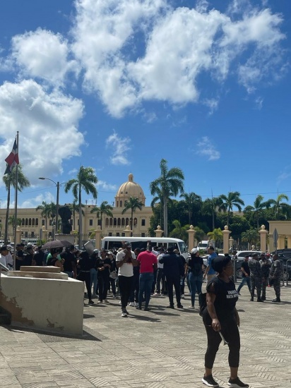 Se mantiene al rojo vivo conflicto entre suplidores y autoridades de INABIE, marchan a Palacio
