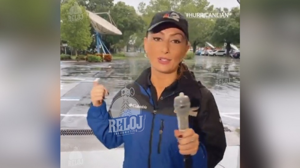 Reportera causa revuelo al proteger micrófono con un condón reporte huracán Ian en Florida
