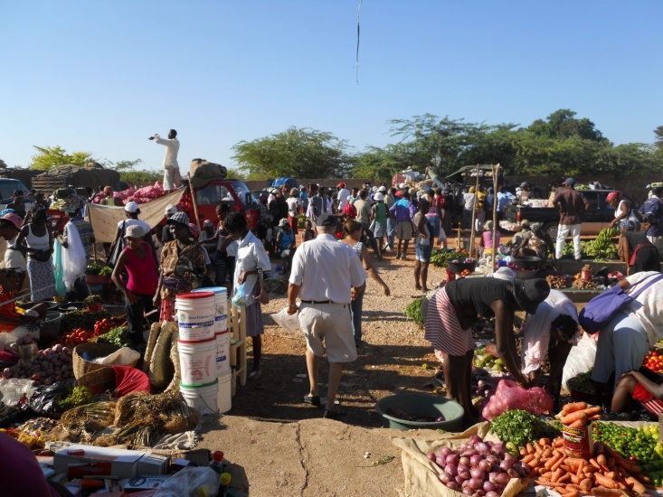 Haitianos pudieron abastecerse en los mercados binacionales ayer
