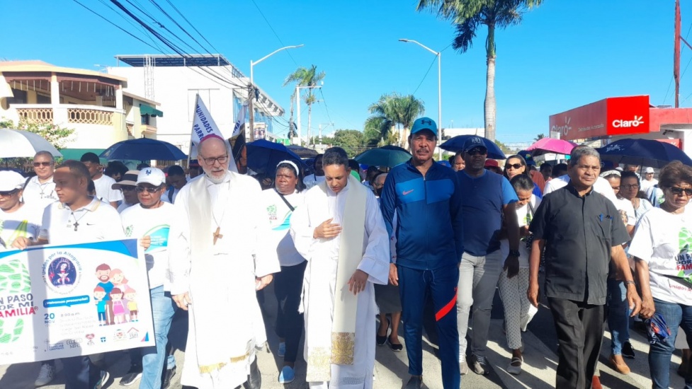 En caminata por la vida, Monseñor Víctor Masalles y alcalde José Montás proclaman “las familias son la esperanza del mundo”