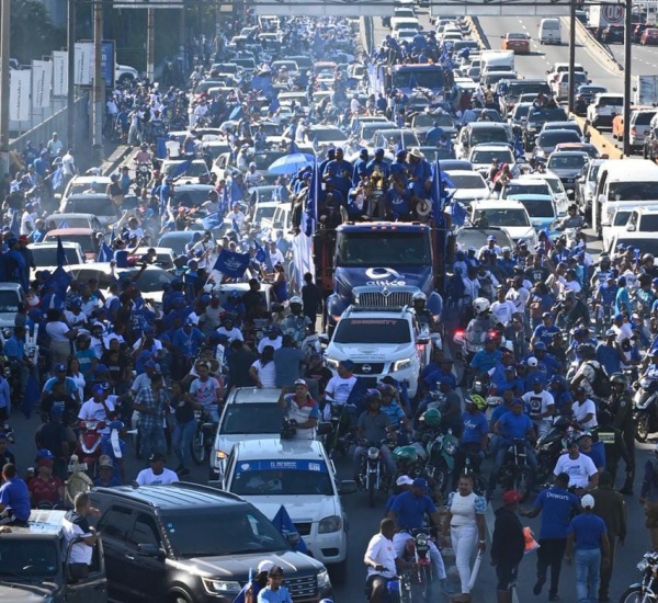 Tigres del Licey tiñén de azul las calles de Santo Domingo con su caravana triunfal