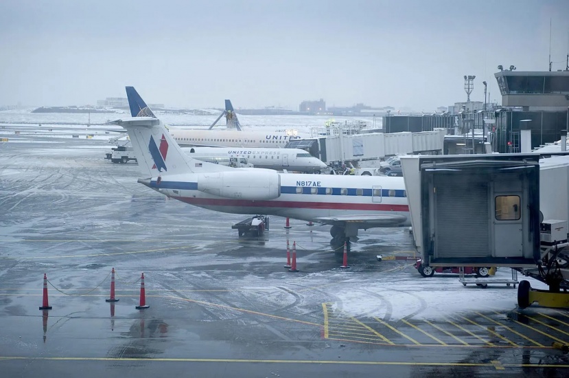Más de 2,000 vuelos cancelados en el tercer día de la tormenta que azota el sur de EEUU