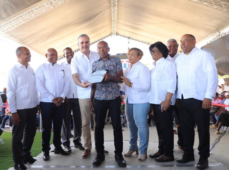 Presidente Abinader entrega 923 títulos de propiedad en Tamayo que benefician a más de 3,692 personas