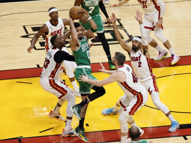 Con una lluvia de triples, los Celtics evitaron la barrida de los Heat y van por la hazaña en la Conferencia Este de la NBA