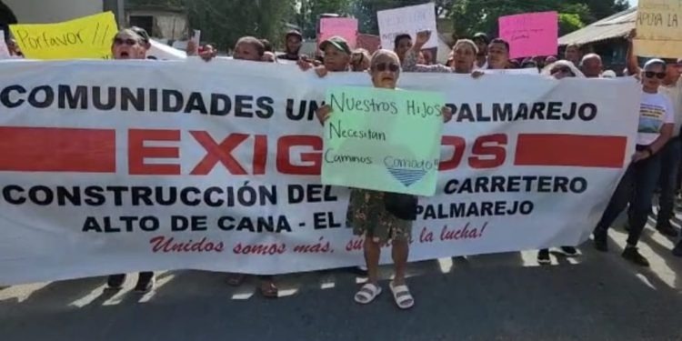 En Santiago Rodríguez comunitarios marchan por mal estado de principal carretera y todas sus calles 