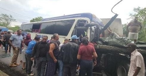 2 muertos y 4 heridos en choque camión y minibús de transporte pasajeros en SJM