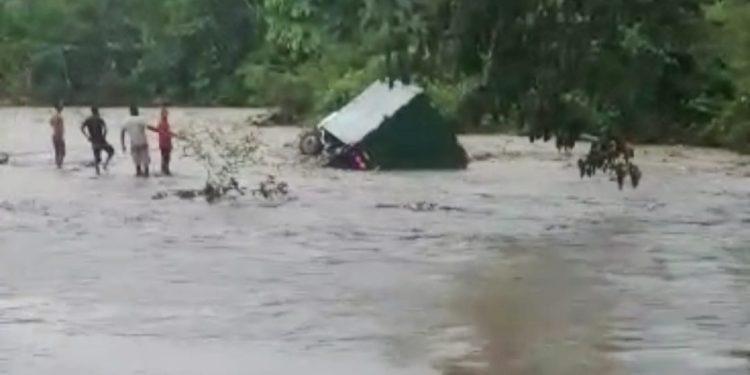 Crecida del río Bajabonico arrastra camión en parte oeste de Puerto Plata