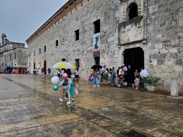 Lluvias no impidieron, turistas extranjeros y criollos visitaran museos de la Ciudad Colonial durante La Noche Larga