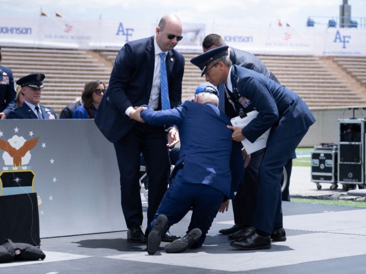 Presidente Joe Biden, tropezó y cayó al suelo durante la ceremonia de graduación de los cadetes 