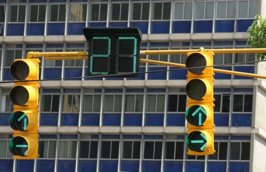 Semáforos inteligentes  estarán en 334 intersecciones de la capital