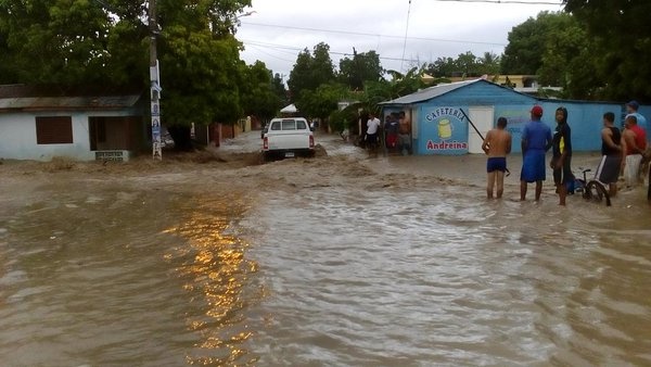 Se inundan calles de Azua por las aguas de la tormenta Franklin