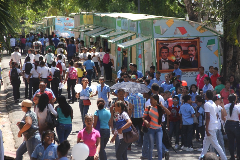 Feria del Libro en su segundo día de apertura celebra muy buena asistencia de público