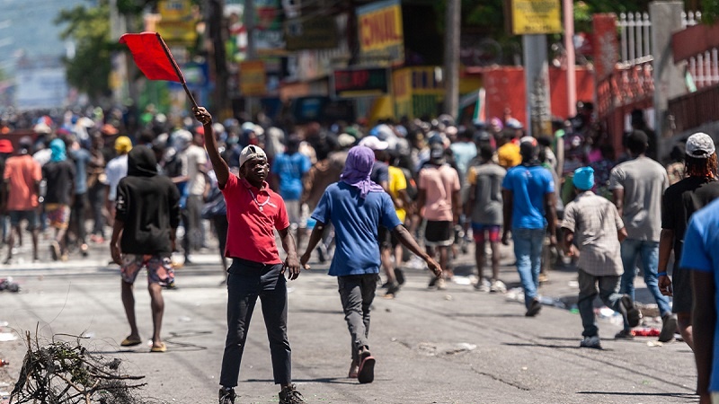Centenares de haitianos pidieron este domingo la dimisión de Henry Ariel en marcha en Puerto Príncipe