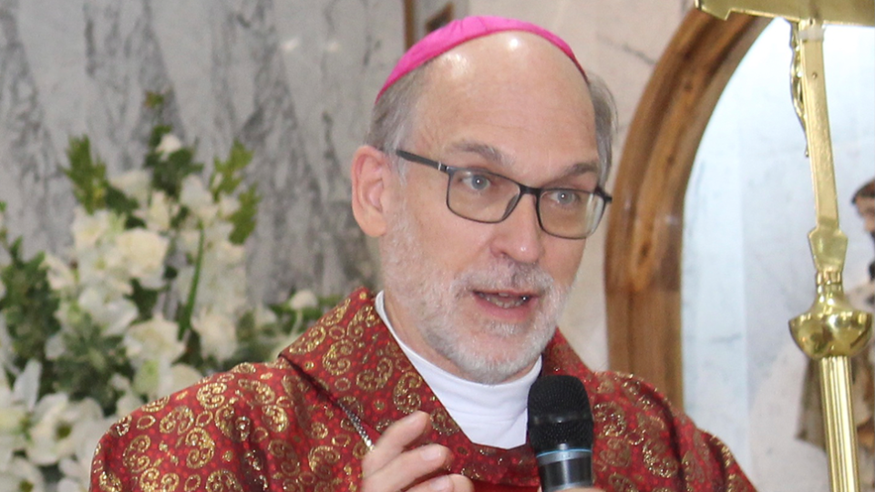 Un obispo de República Dominicana dice que renuncia para venir a Barcelona; diario católico Catalunya Religión duda de versión