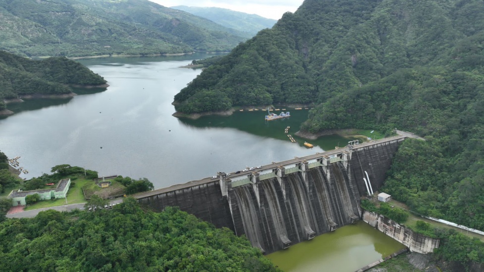 INDRHI destaca relevancia de las presas; guían periodistas en recorrido por la presa de Valdesia