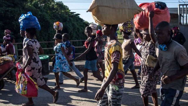 De manera voluntaria cientos de haitianos siguen abandonando el país