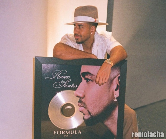 Nuevo álbum de Romeo Santos debuta con dos números uno en listas - El  Periódico USA