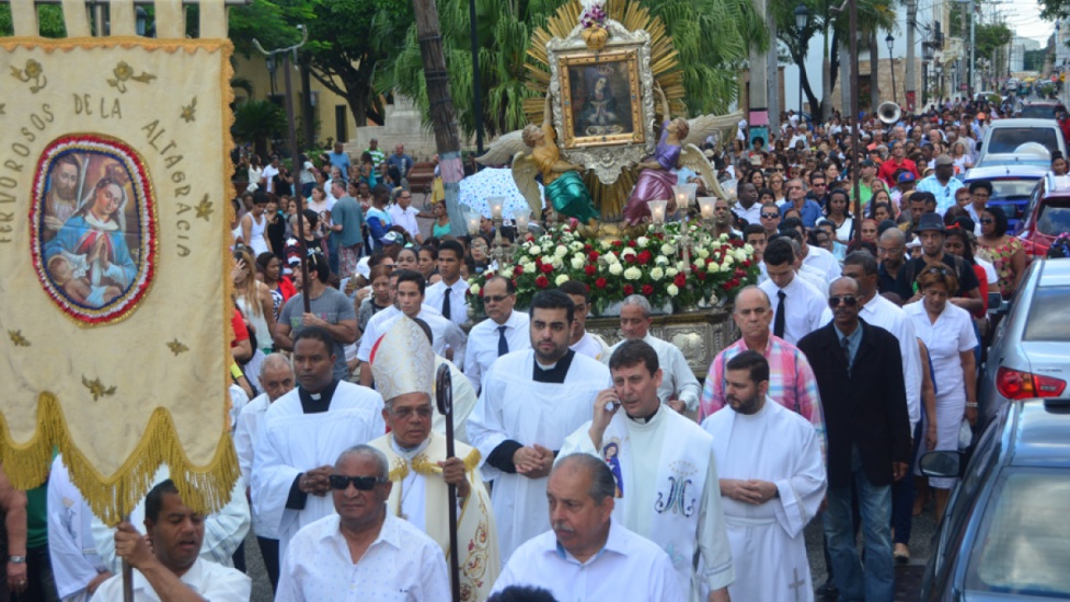 Feligreses dicen presente en procesión Virgen de la Altagracia en la Zona Colonial