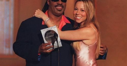 Mariah Carey dejó a Stevie Wonder con micrófono en mano en evento del Grammy 2024