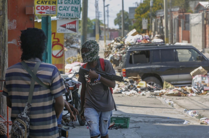 Ante nuevos ataques de pandillas se extiende toque de queda hasta el martes 26 en Haití