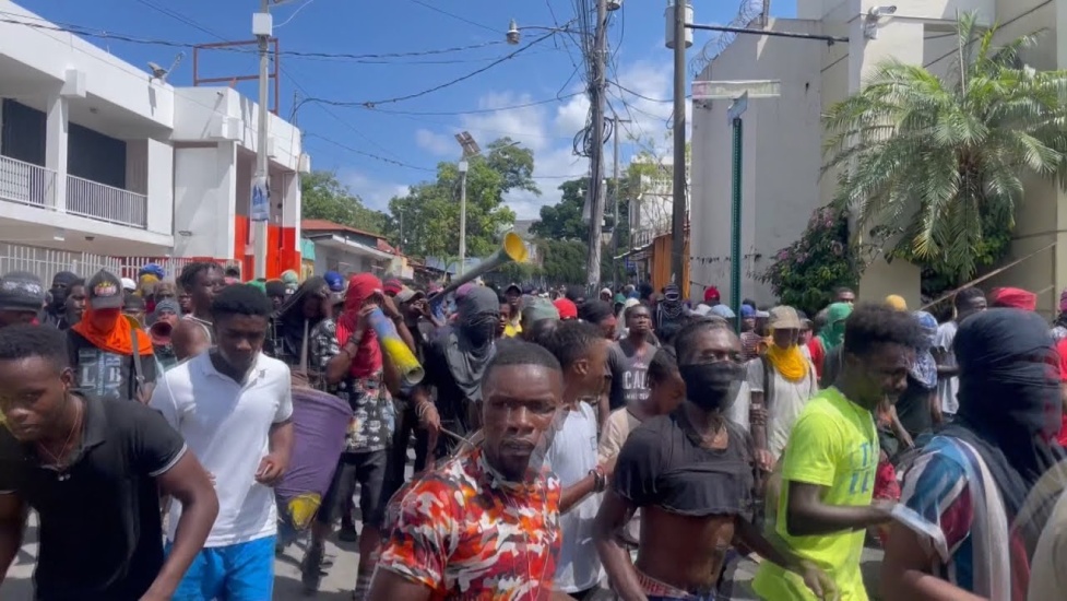 Continuan los saqueos en puertos de la capital de Haití; RD evacúa a 27 de sus ciudadanos de Haití
