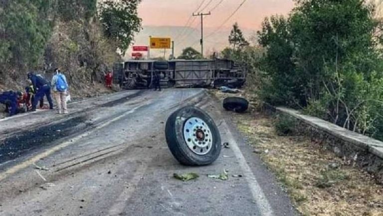  Tragedia en Edomex: vuelca camión con peregrinos en Malinalco; hay 14 muertos y 31 heridos