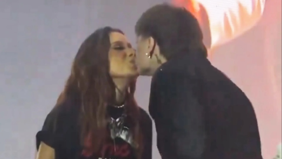 Causa furor el beso de Anitta y Peso Pluma en el Festival de música Tecate Pa'l Norte, en México.