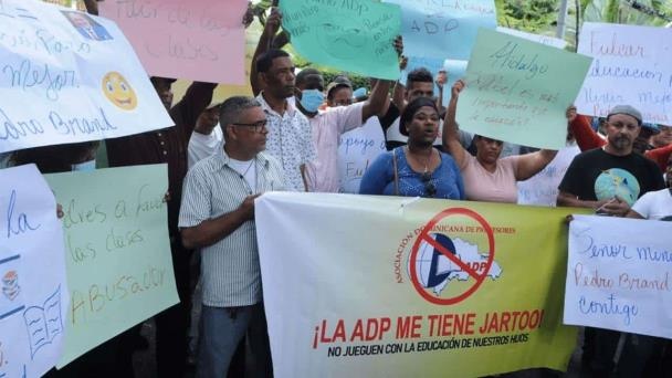Padres protestan en la ADP por huelgas que afectan la docencia