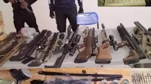 Apresan hombre y le incautan 11 armas de fuego, rifles de perdigones  y otros pertrechose militares en Neyba