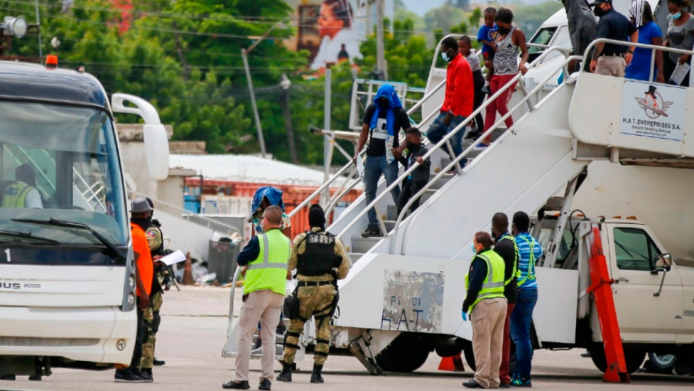 EE. UU. reanuda vuelos de deportación a Haití y envía a unos 50 haitianos a su nación