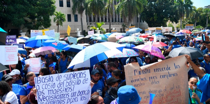 Maestros bloquean el tránsito en la avenida Máximo Gómez en protesta por aumento salarial