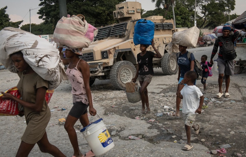 Familias enteras huyen despavoridas de sus barrios en Puerto Príncipe tras ataques de las pandillas