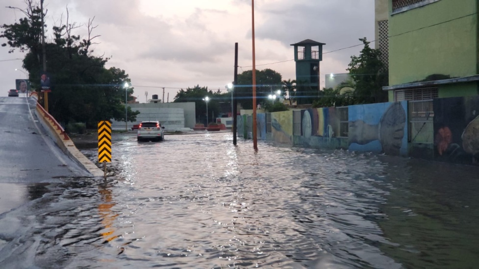 Inundaciones urbanas se suman al caos del tránsito en Santo Domingo