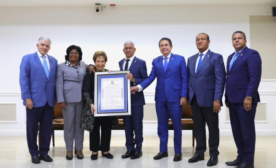 Educadora Jacqueline Mlagón fue reconocida por el Senado  